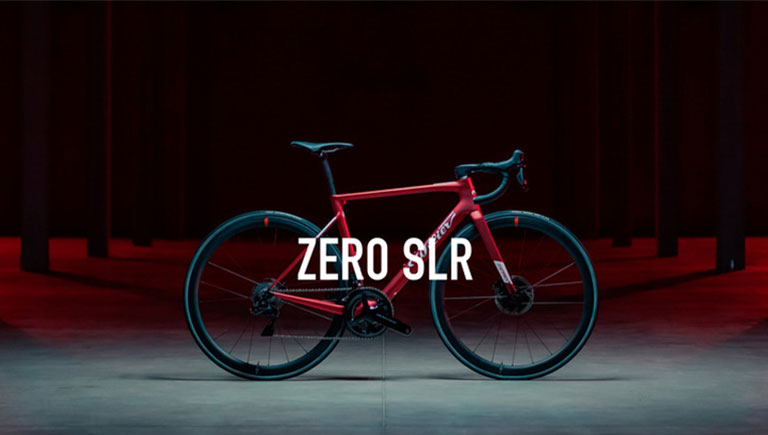 La prima bicicletta ultraleggera con freni a disco e completa integrazione dei cavi.